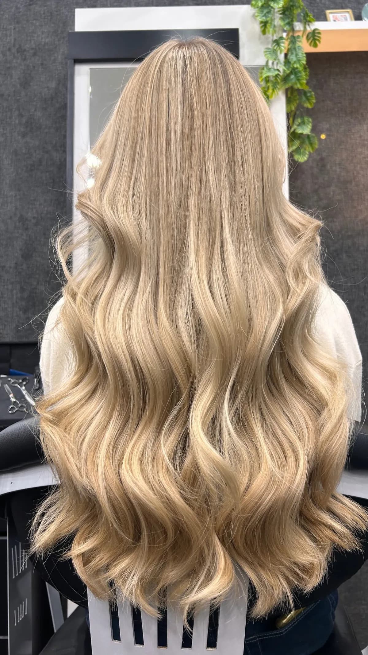 Premium blonding with fine highlights and voluminous waves – Ness